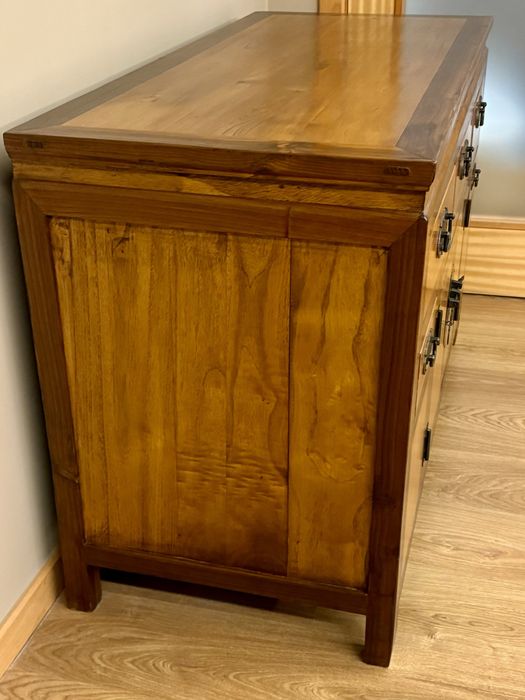 Móvel asiático e candeeiro