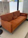 Sofa cama laranja terra com oferta de 3 almofadas