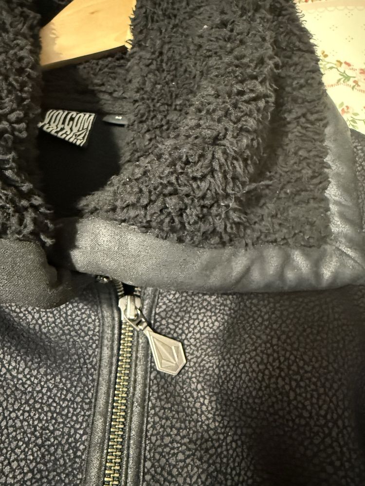 Casaco volcom preto tipo pele