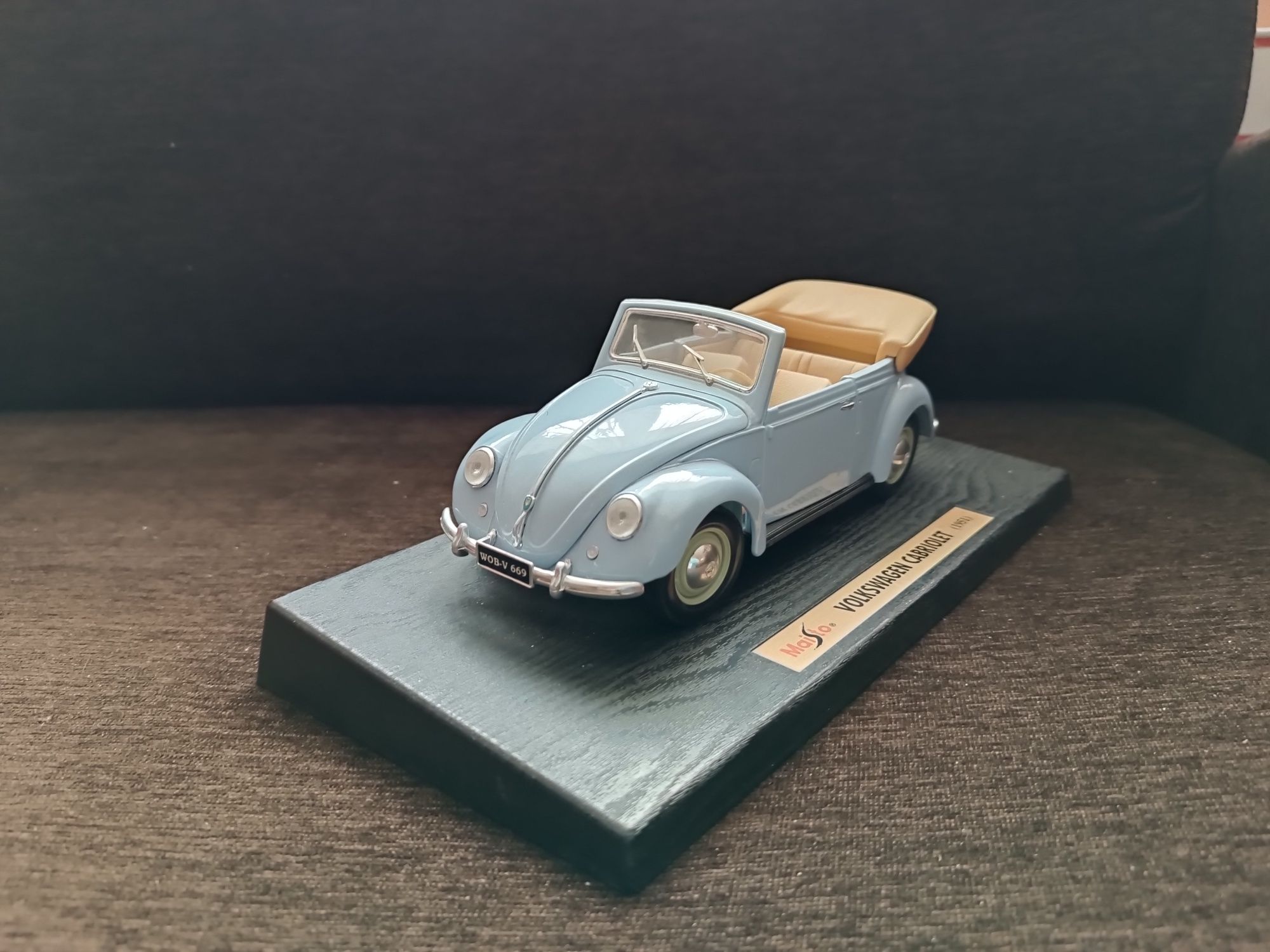 model samochodu VOLKSWAGEN Garbus Cabrio 1951 - firma MAISTO.