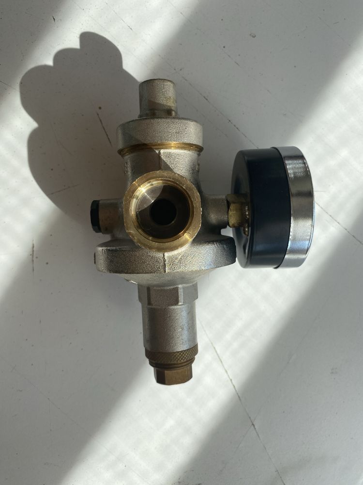 Редуктор давления мембранный VALTEC 3/4 VT.085.N.0507 с манометром