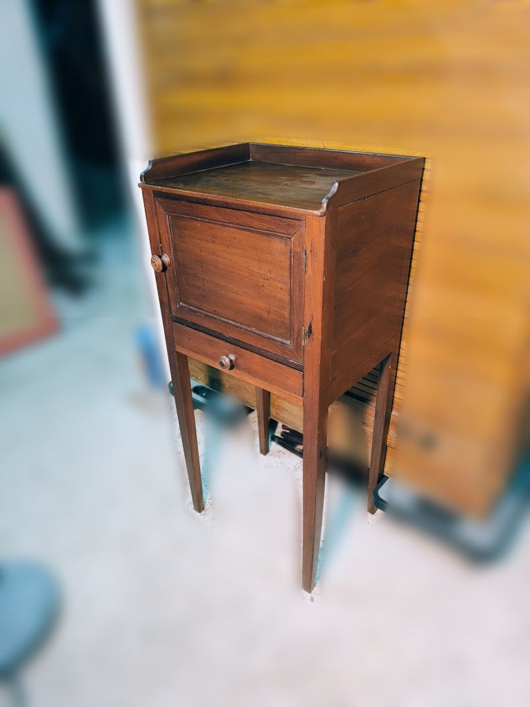 Mesa de cabeceira / mesa de apoio antiga