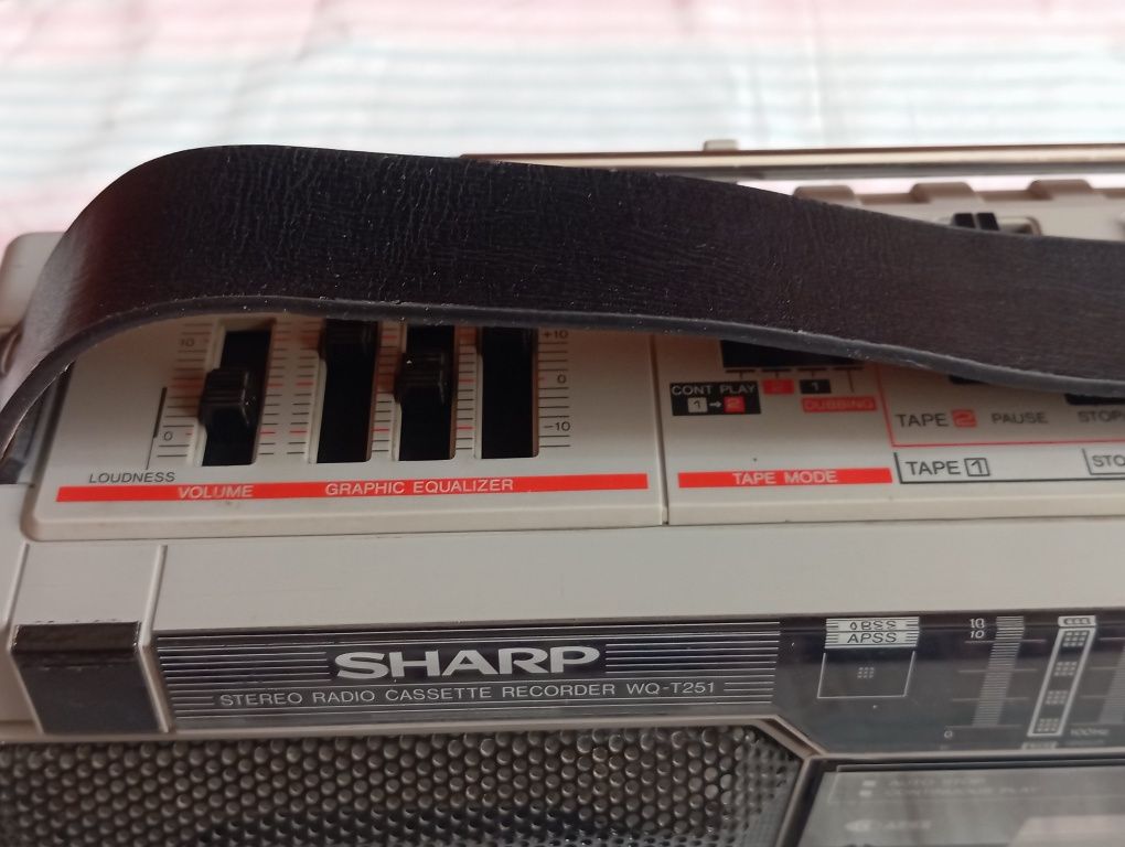 Продам магнитолу Sharp WQ-T251