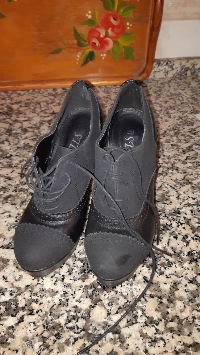 Sapatos pretos  novos