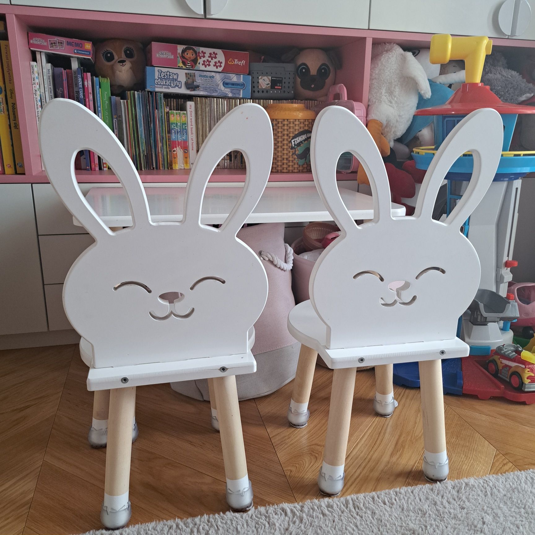 Zestaw mebli królik stół z dwoma krzesłami