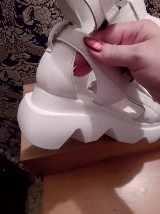 Продаю! Босоножки женские кожаные.