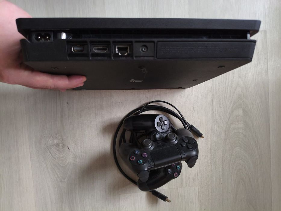 PlayStation 4 slim 500 gb + 2 геймпада