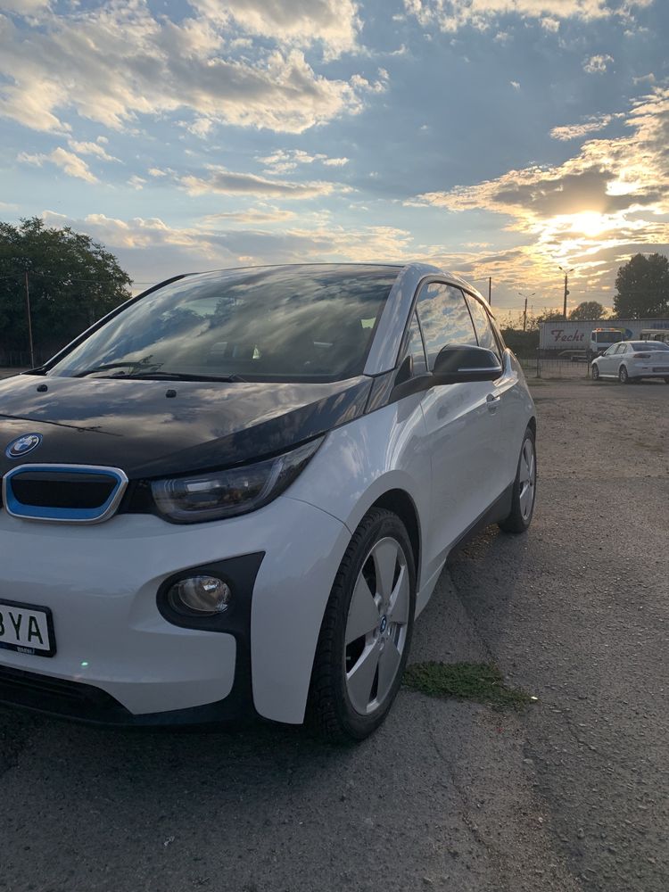 bmw i3 белая 2015 года Европа. электромобиль. музыка Harman