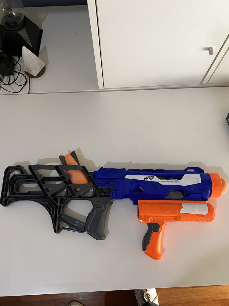 Nerf bazuca com apenas 2 projeteis