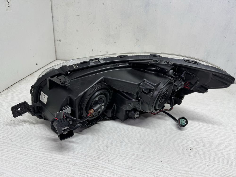 Фара левая и правая оригинал на Subaru WRX 2015-2021