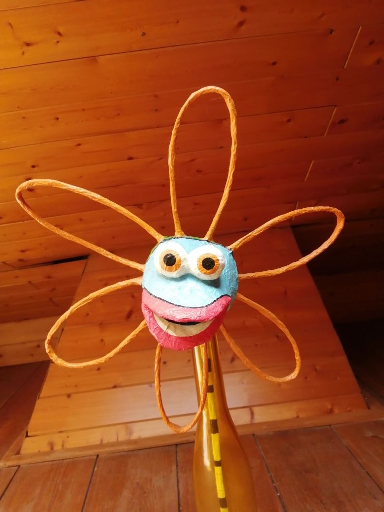 Flores e "bicho" em papier-mâché