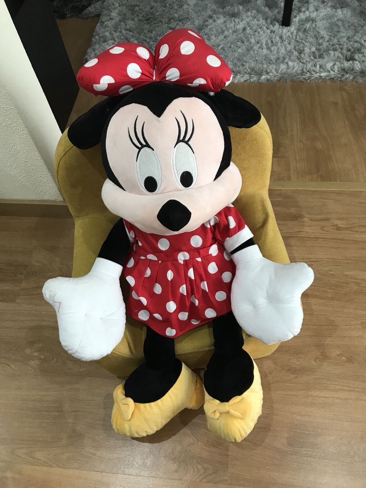 Vendo sofa crianca, duas Minnie’s e um Mickey peluches