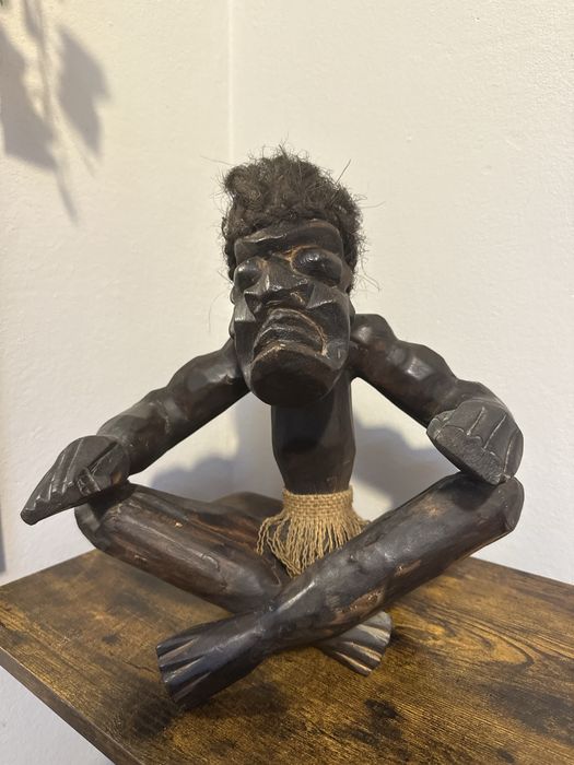 Afrykańska figurka siedzący wojownik