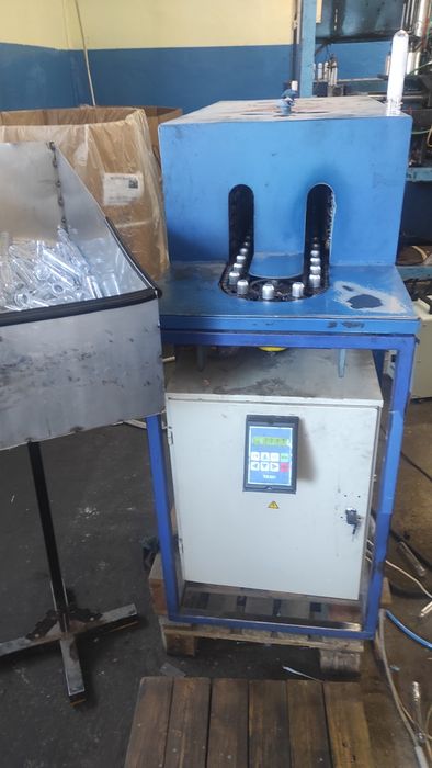 Полуавтомат выдува Пэт бутылки.