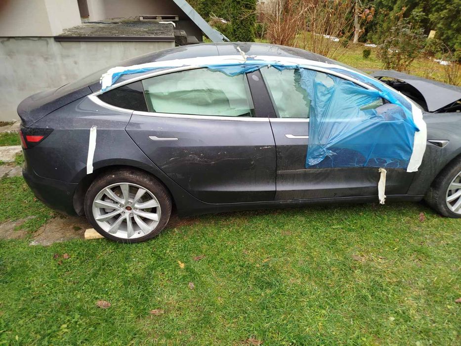 Tesla model 3 розмитнена у Львові
