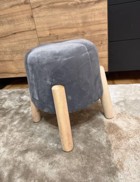 Stołek tapicerowany na drewnianych nóżkach