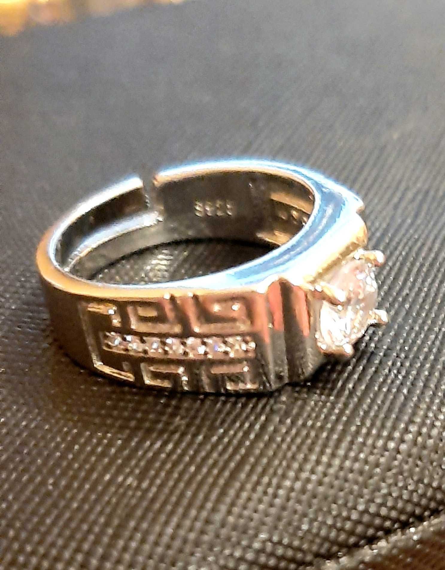 Srebrny piękny pierścień z cyrkoniami