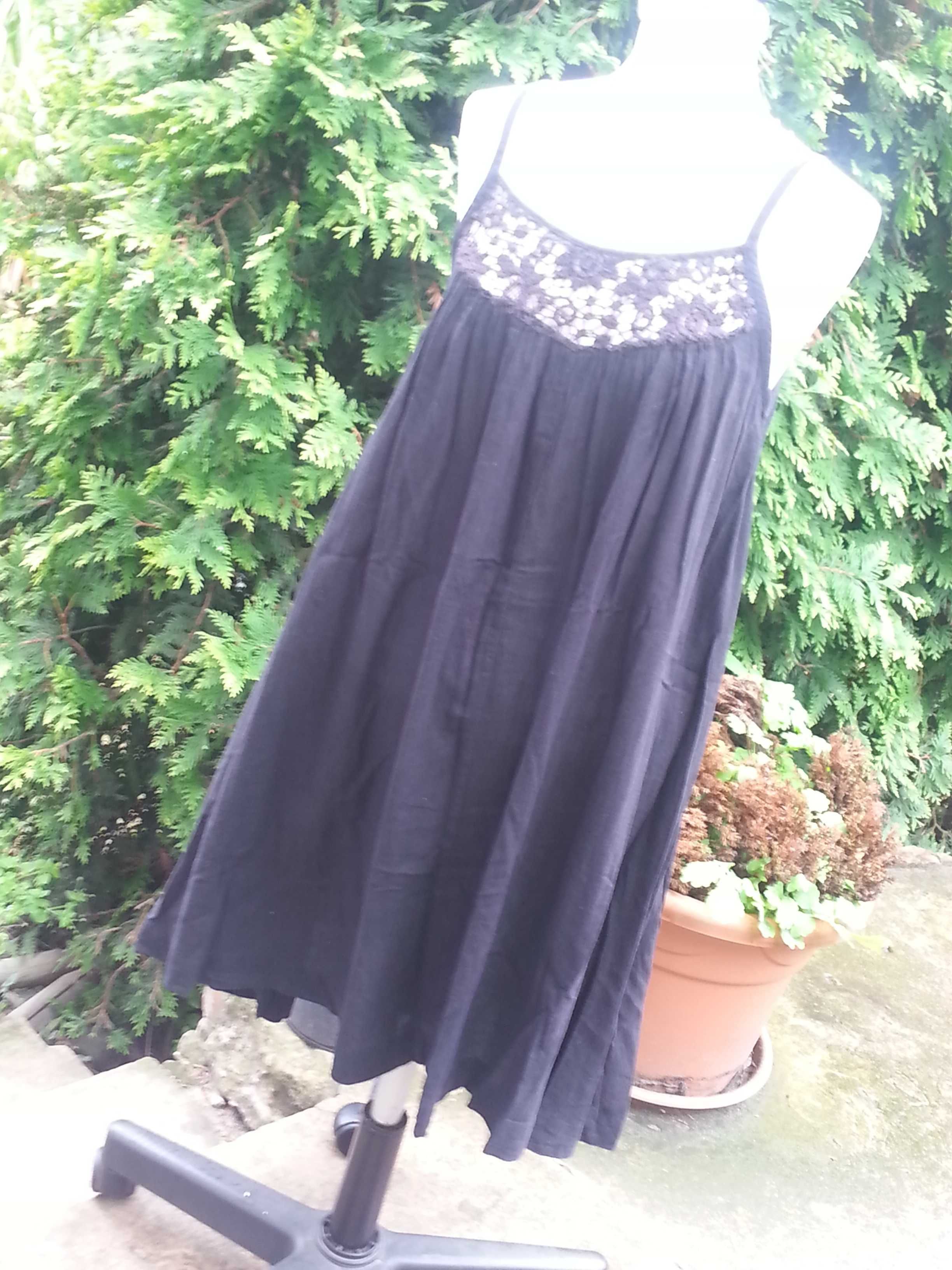 czarna luźna sukienka z koronką