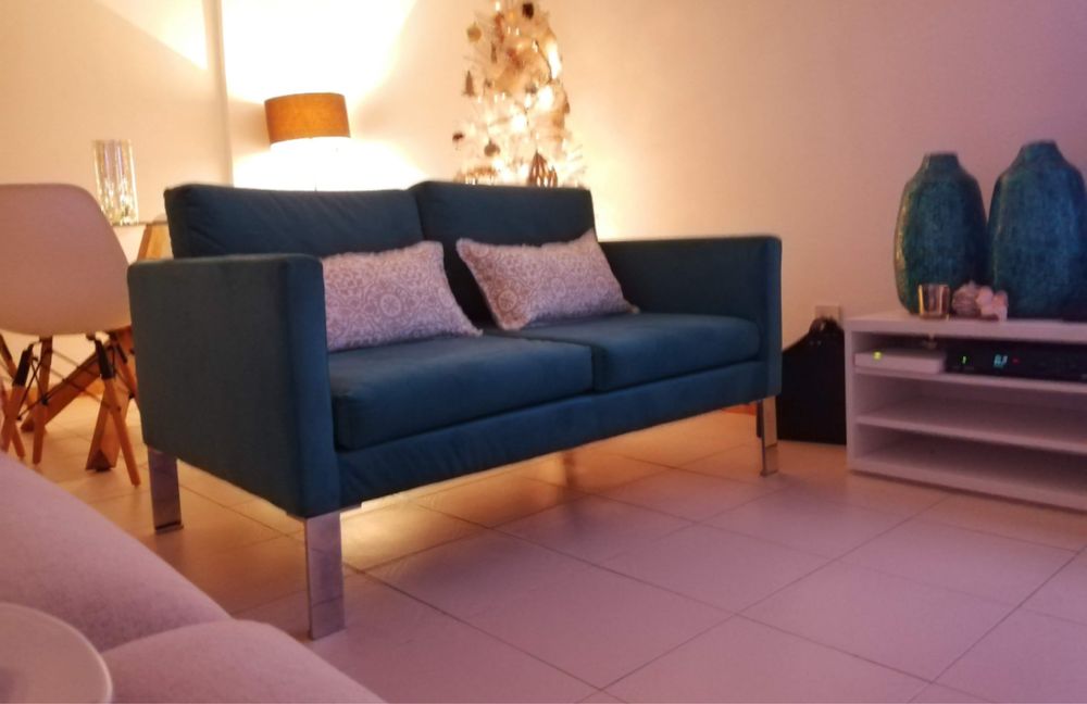 Sofa vintage azul turqueza tipo veludo com pés em inox