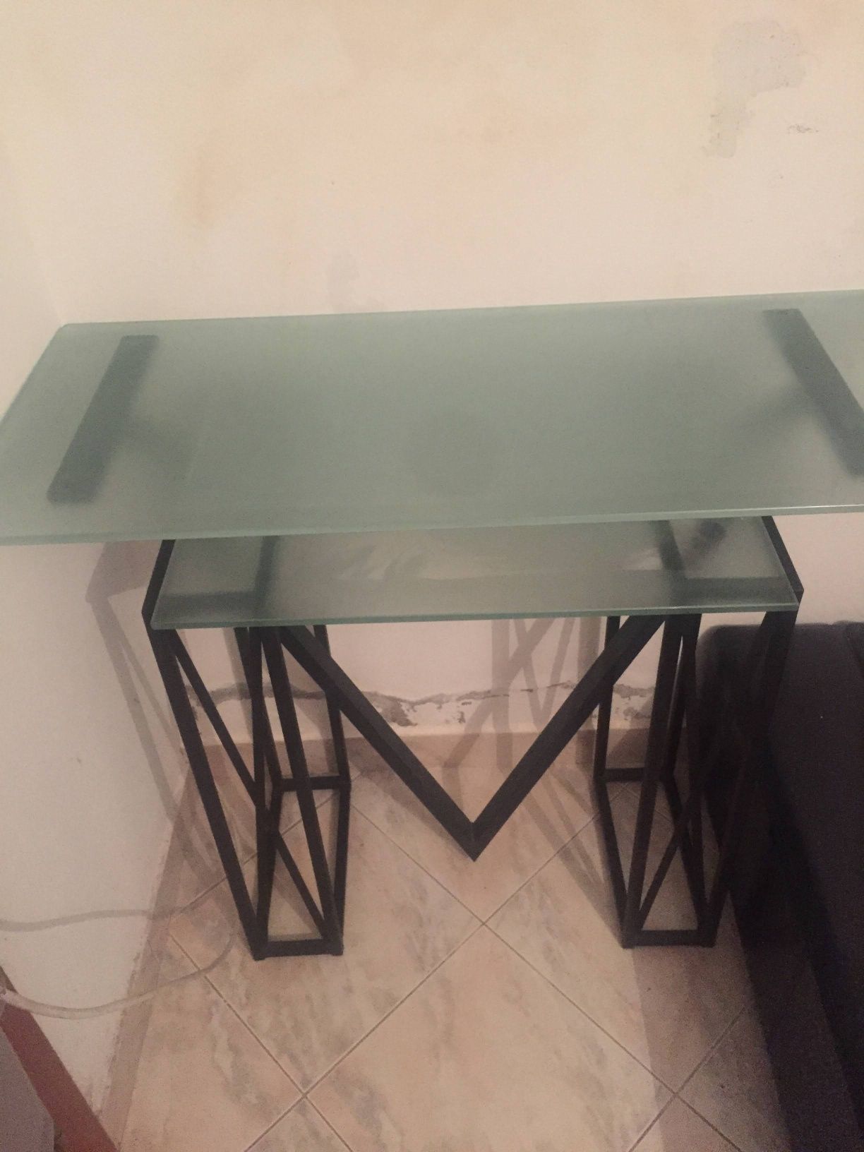 Mesa de metal e vidro