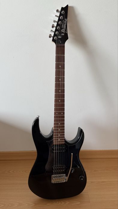 Guitarra Ibanez com amplificador