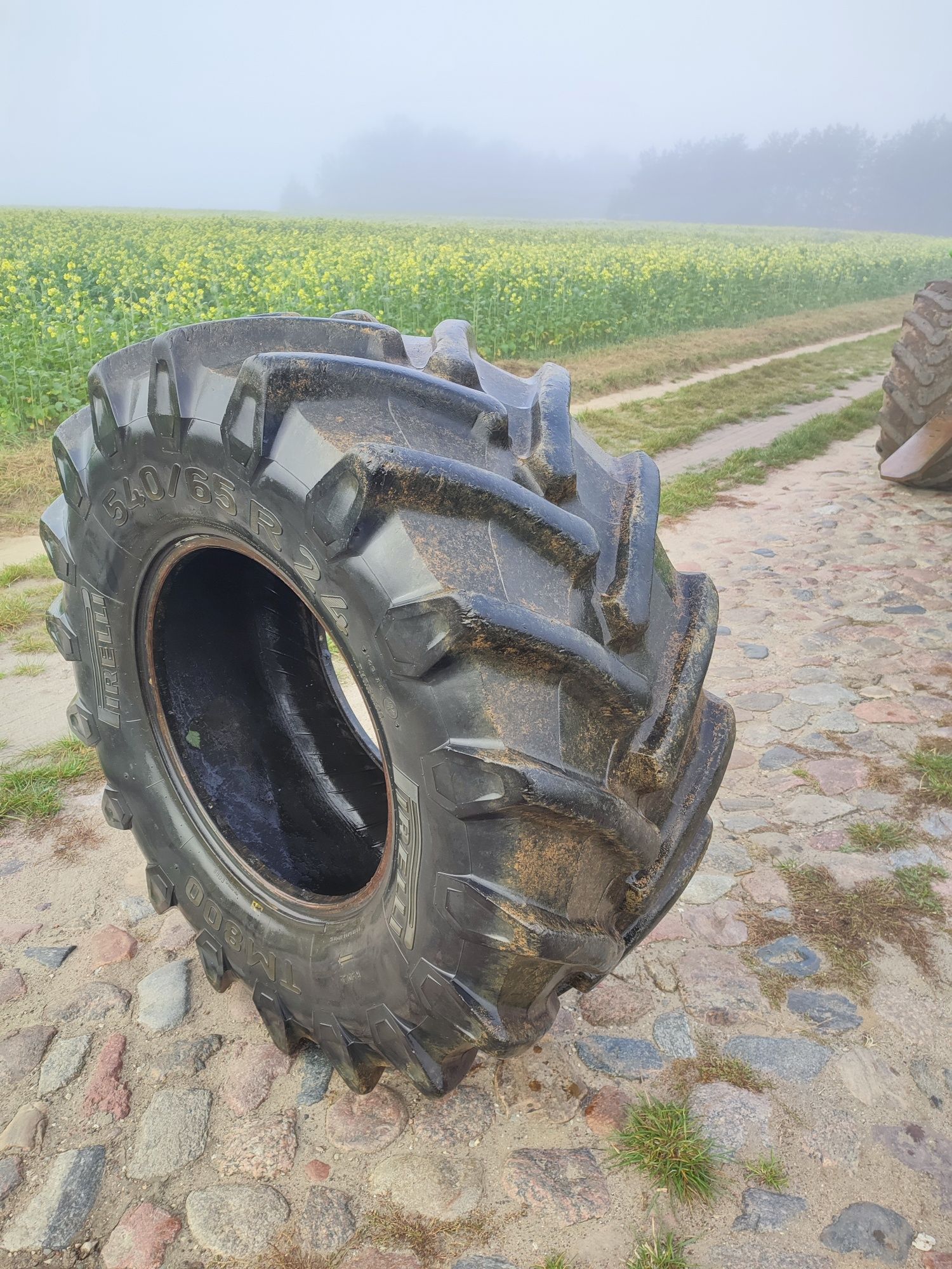 Opona Pirelli 540/65R24 90% bieżnika stan BDB