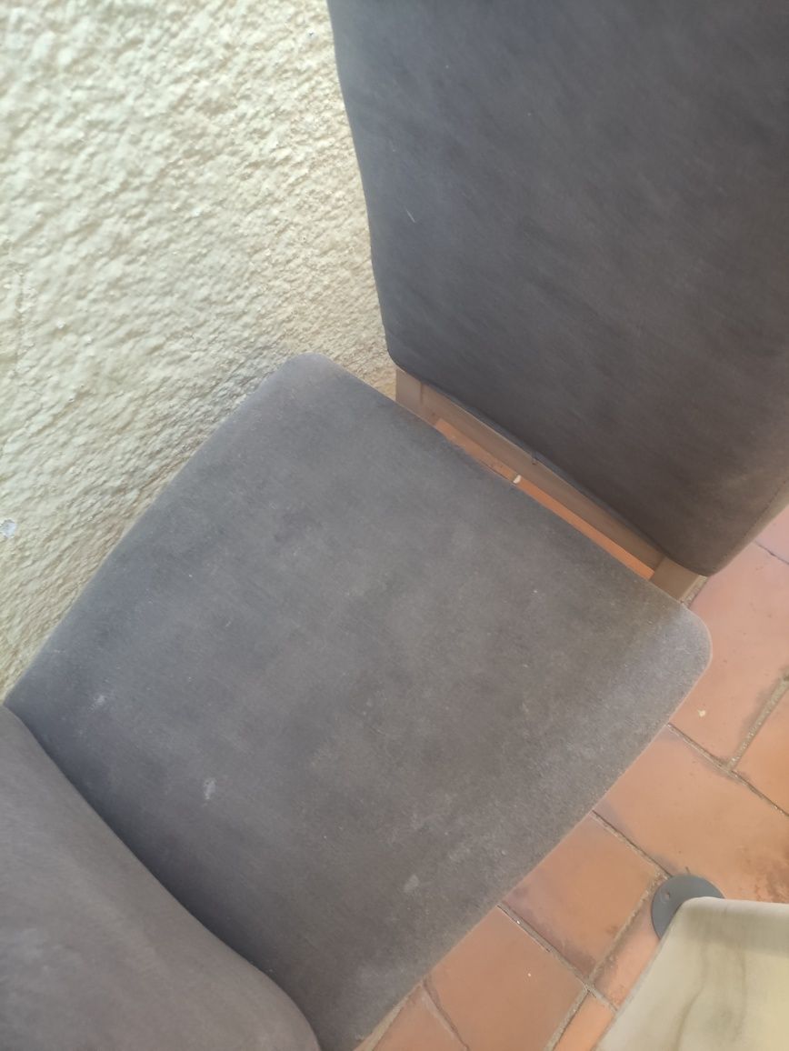 Conjunto de 4 cadeiras bem em conta.