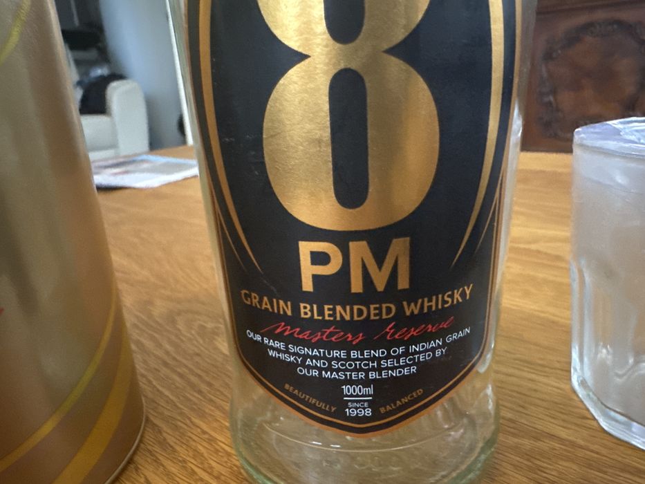 Pusta butelka po whisky 8PM z pudełkiem i szklanką