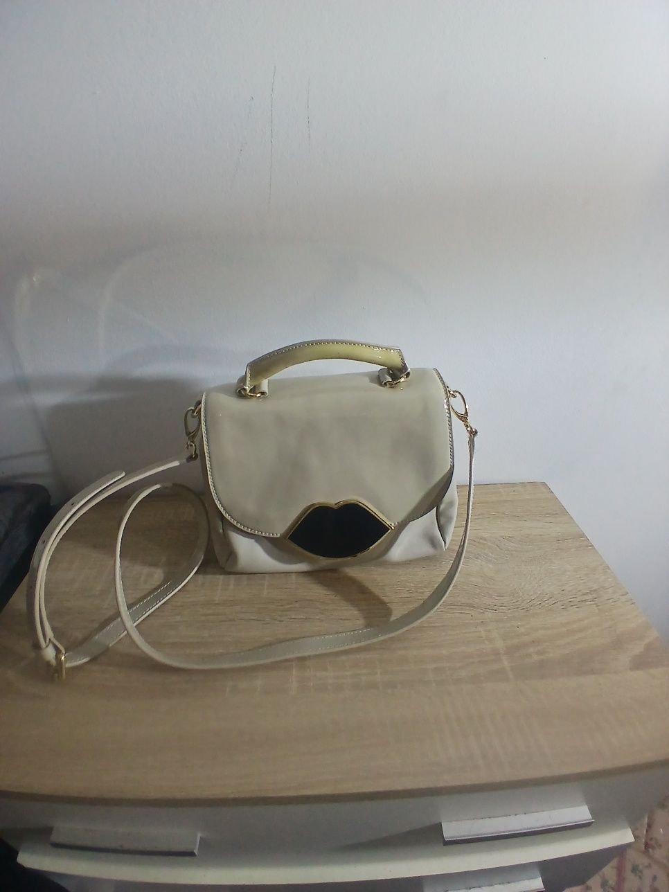Torebka przedstawiona na zdjęciu to torebka marki Lulu Guinness.