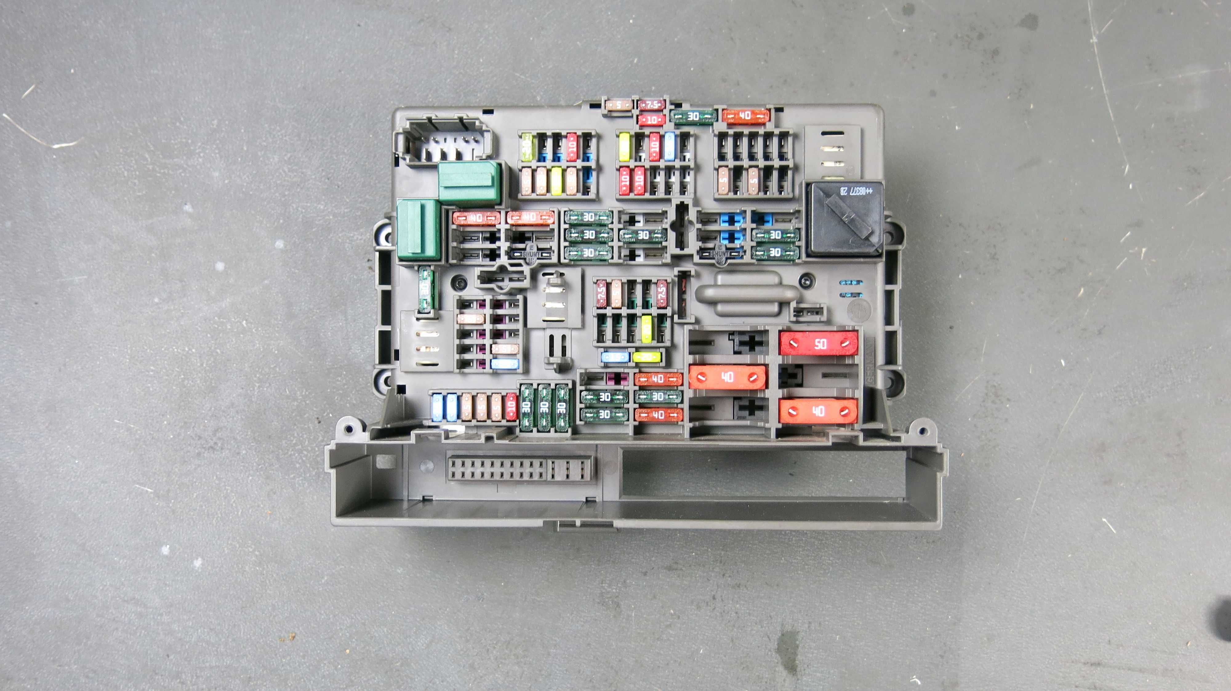 BMW 1 E87 N43 1.6i skrzynka bezpieczników