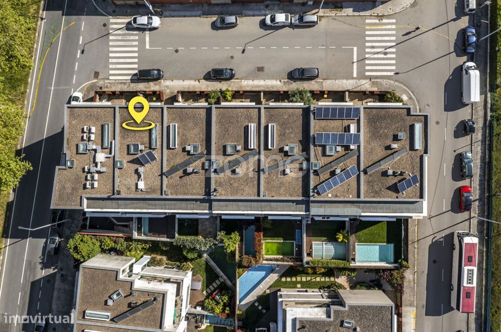 Moradia T4 com piscina, 2 terraços e ascensor junto à CUF, Porto