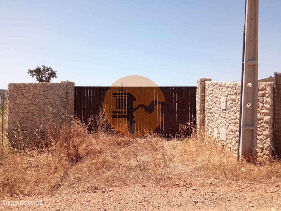 Terreno misto, plano, com projeto de construção de moradia isolada ...