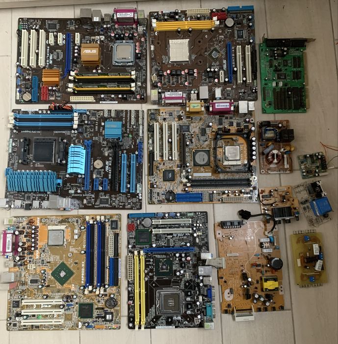 Компьютерні плати та другі комплектующі.