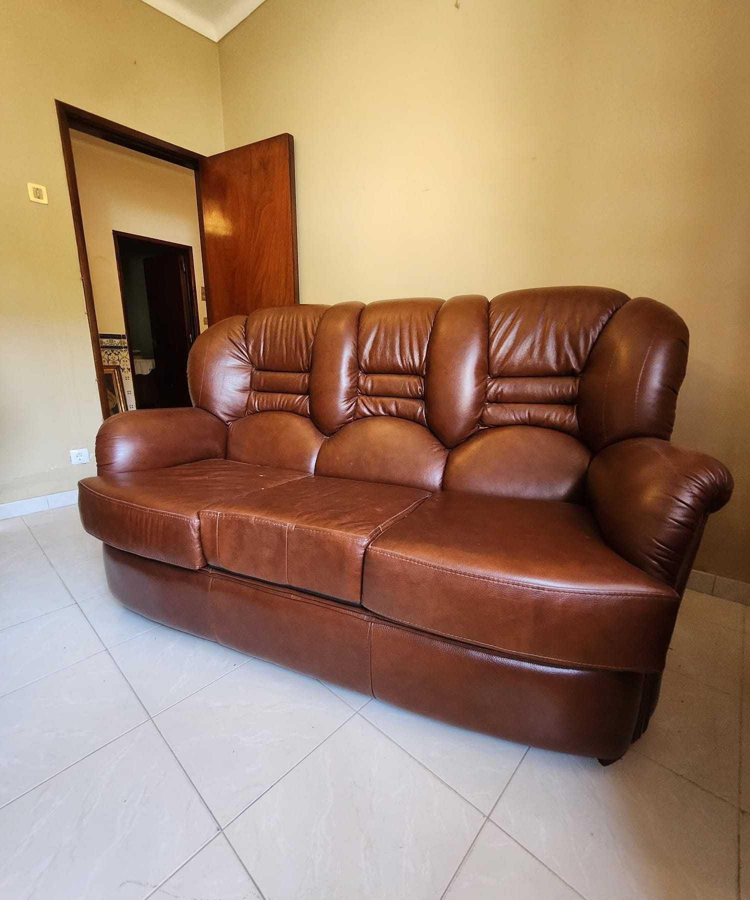Sofá em Pele Castanha 3 Lugares + 2 Poltronas 1 Lugar – Ótimo Estado