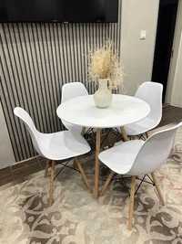 Кухонный комплект стол и стулья 4шт в чорному та білому кольорі
