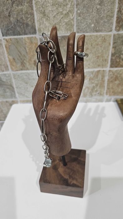 Mão suporte joias em madeira