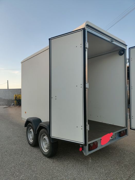 Atrelado de carga fechado