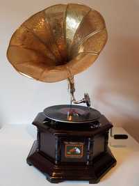 Gramofon drewniany z mosiężną trąbą nakręcany na korbkę.