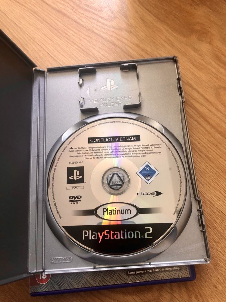 PlayStation 2 com comando com 3 jogos