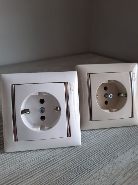 Рамки розетки, вимикачі. Legrand valena.