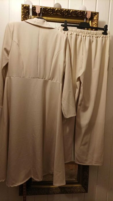 Nowy garnitur damski z najnowszej kolekcji, bezowy.