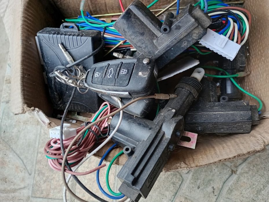 Домкрат , сигналка , колесо р 14