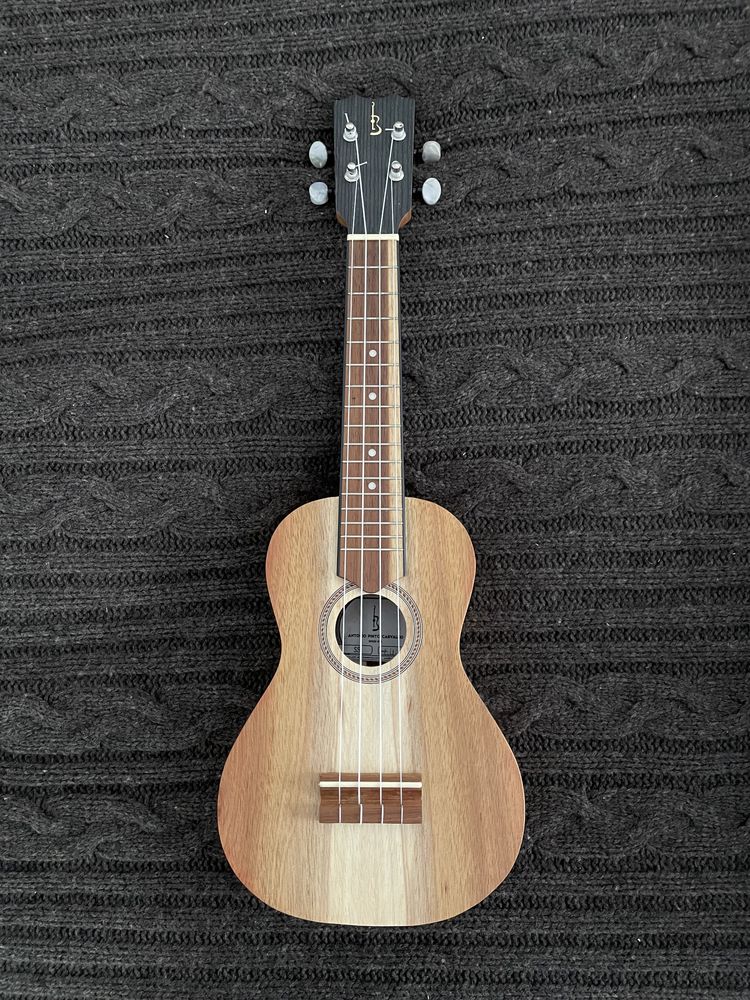 Ukulele, marca APC