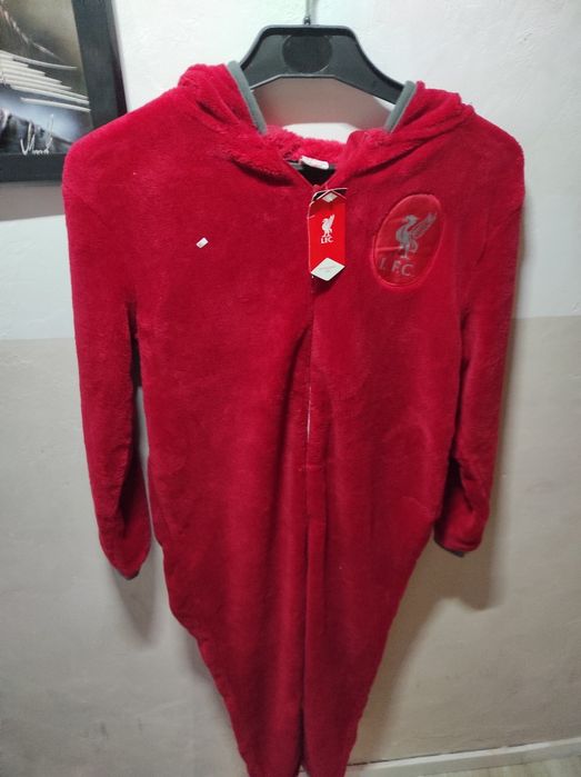 Kombinezon z logo Liverpool fc. nowy z metką rozmiar 152/158