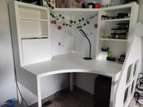 Biurko narożne IKEA MICKE – białe, praktyczne