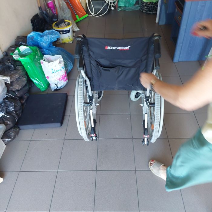 Nowy wózek inwalidzki składany