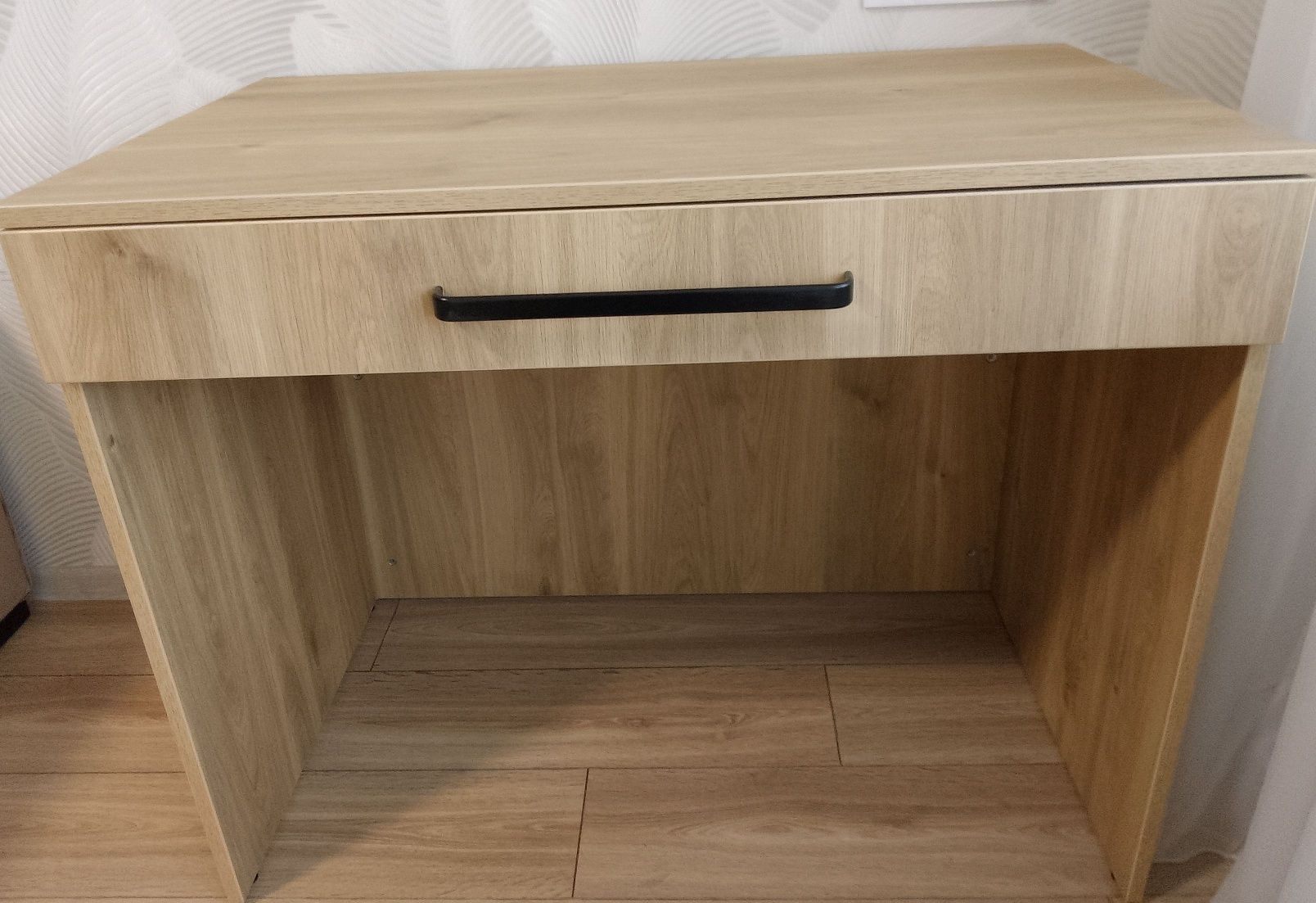 Продам новый стол,отличного качества  ,3000гр.