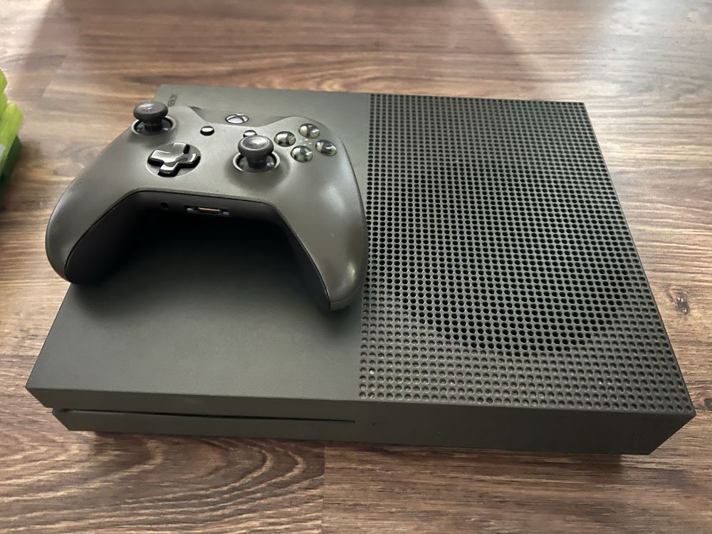 Sprzedam albo zamienię Xbox One S 1TB + 4 gry + pudełko