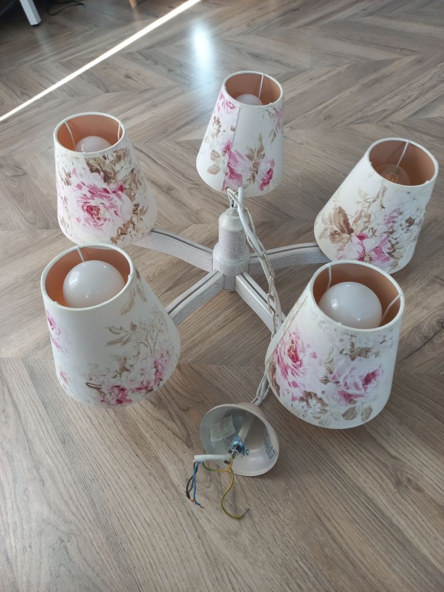 Żyrandol shabby chic róże