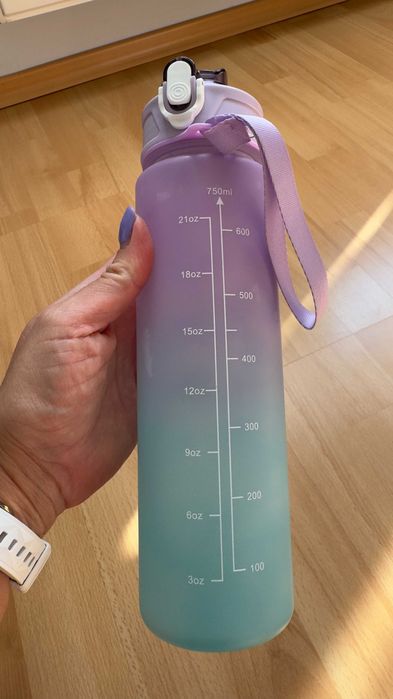 Świetny bidon ze słomką pojemność 750ml